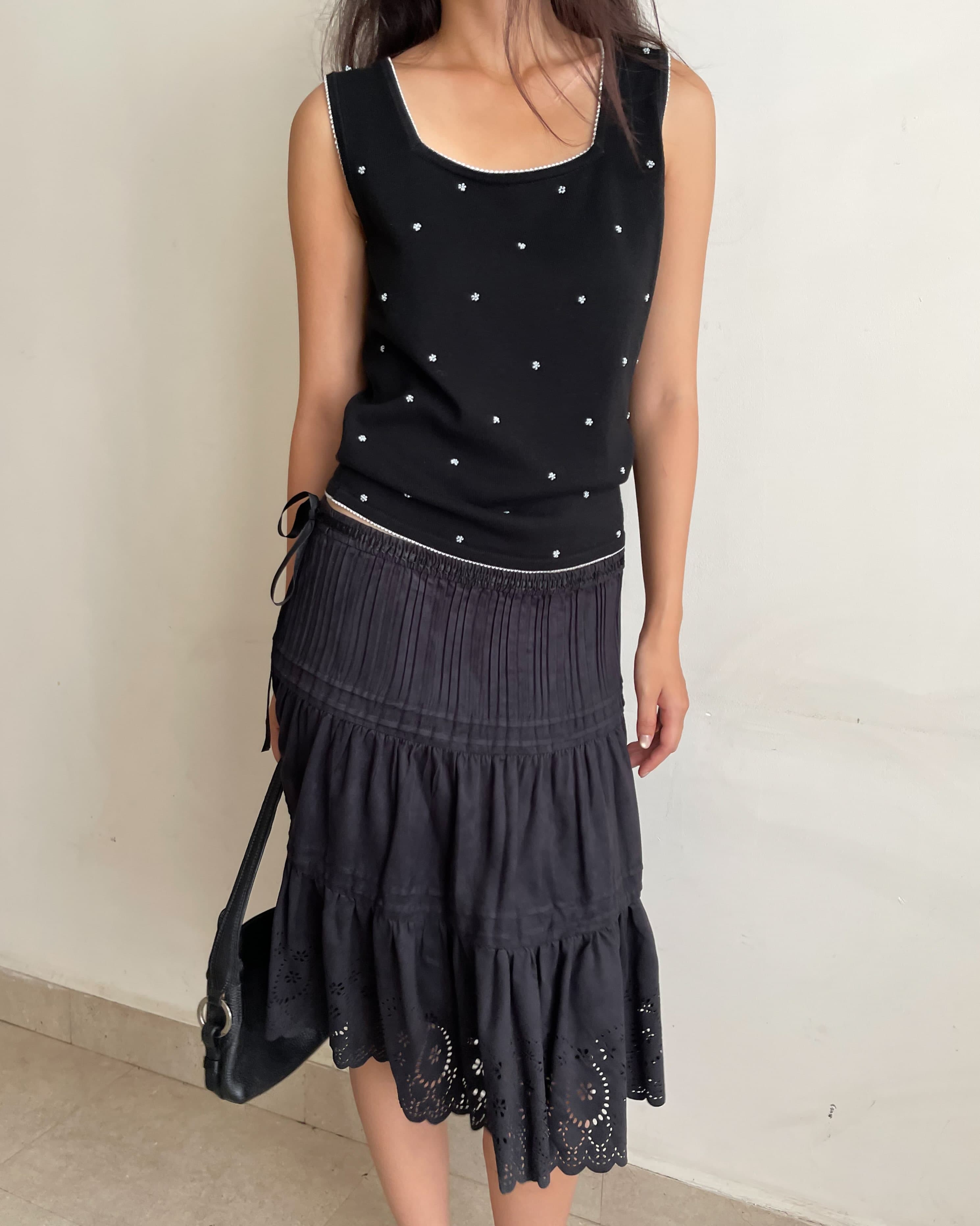 • Knit top 
Length 52 | Chest 80 | 🏷️285 SOLD
• Skirt 
Length 54 | Waist 80~90 | 🏷️365 SOLD

T0726123
SK072645