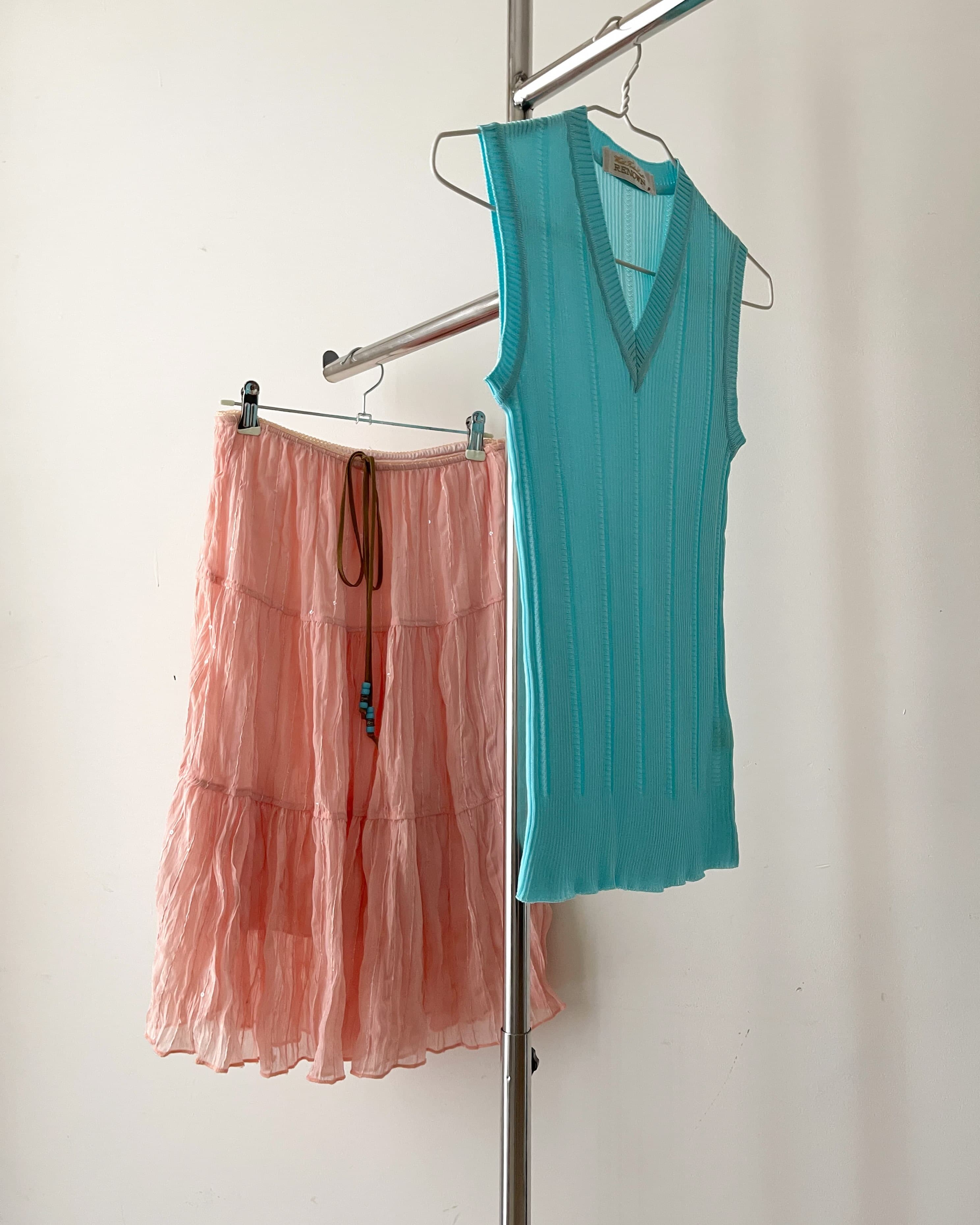 • Knit top 
Length 55 | Chest 70~80 | 🏷️285 SOLD
• Skirt
Length 59 | Waist 64~74 | 🏷️365 SOLD

T0726118
SK072643