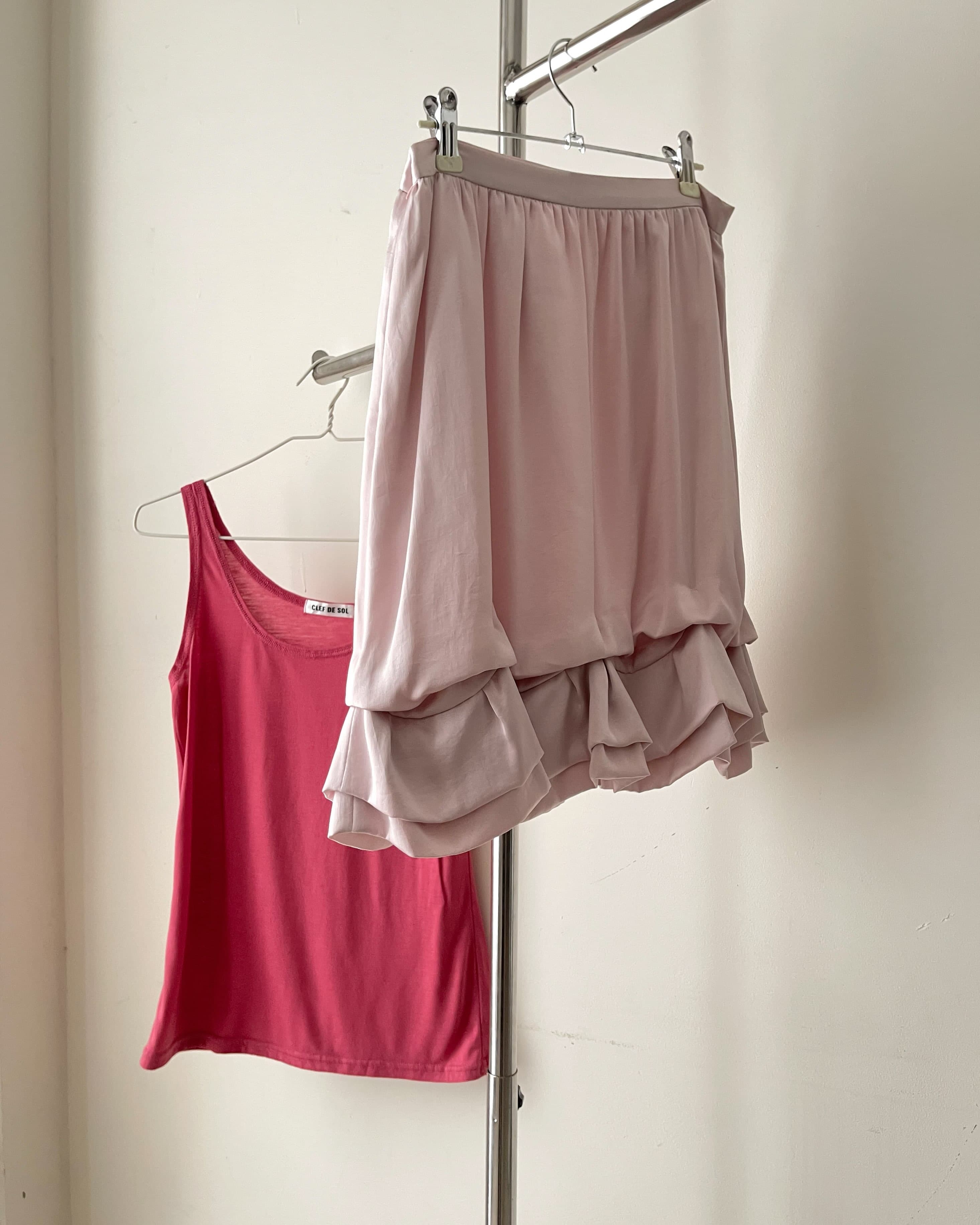 • Top 
Length 58 | Chest 75~80 | 🏷️235
• Skirt 
Length 48 | Waist 66 | 🏷️335

T072671
SK072638