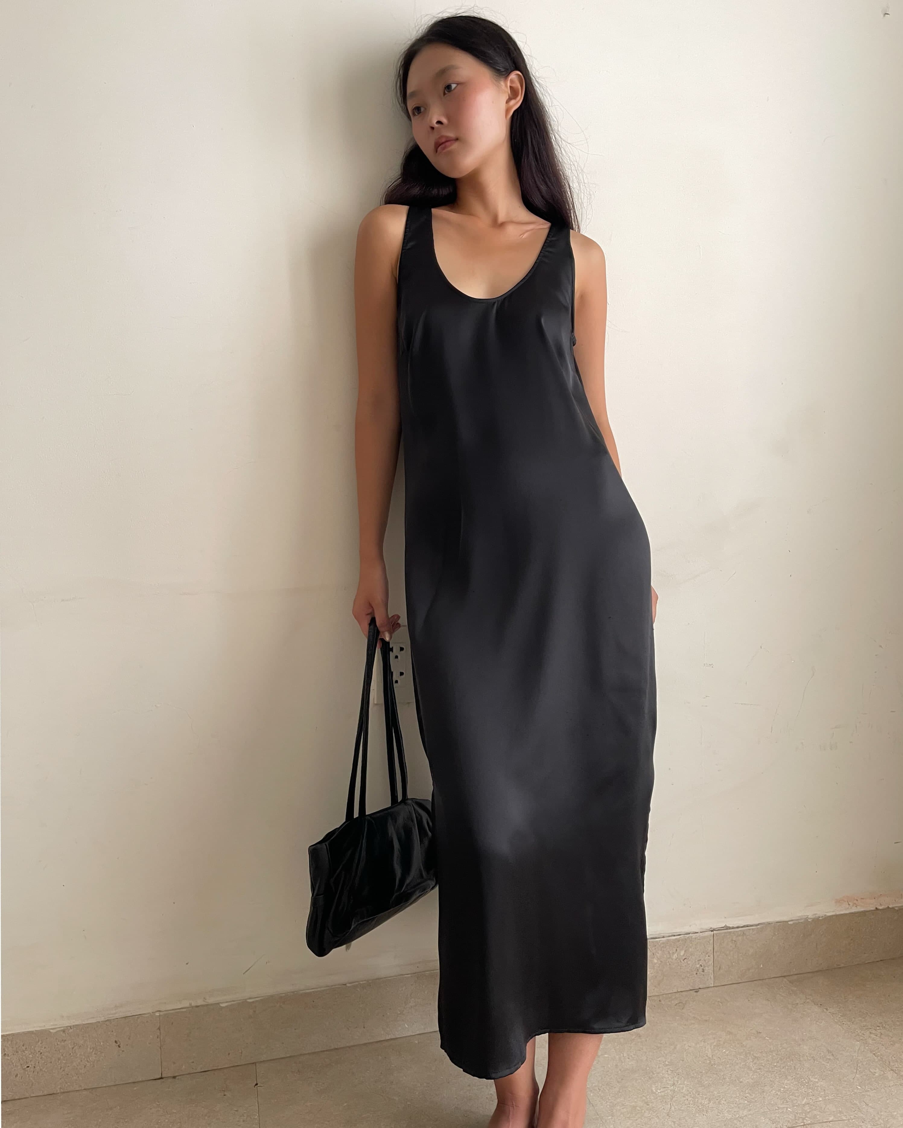 Scoop neck sleeveless satin dress
Length 118 | Chest 88 | 🏷️385 SOLD

DR072636
