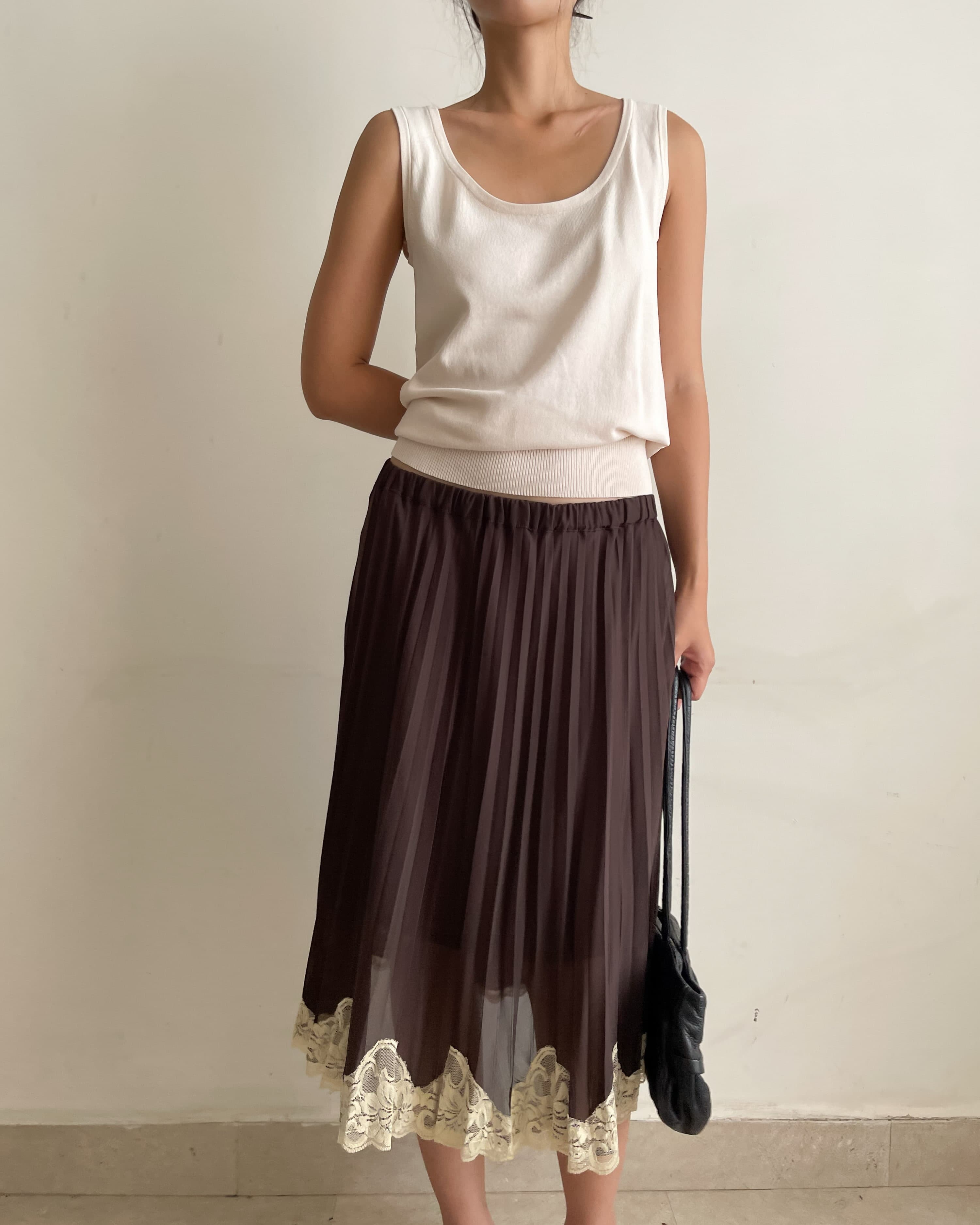 • Knit top 
Length 58 | Chest 78~88 | 🏷️265
• Lace hem pleated skirt 
Length 63 | Waist 70~85 | 🏷️365

T0726160
SK072661